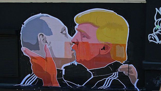 trump-putin-mural